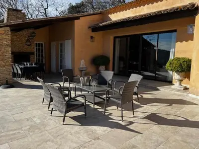 a group of chairs and a table on a patio at Domaine des Figons in Éguilles