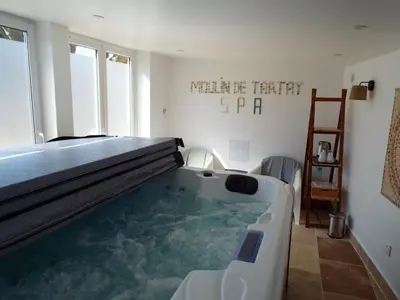 a bedroom with a large swimming pool in a room at Appartement moderne à Avignon avec piscine partagée in Avignon