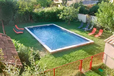 a small swimming pool in a yard with chairs at Superbe mas proche centre-ville in Salon-de-Provence