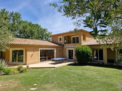 a house with a picnic table in the yard at Mas Libertino - Villa avec piscine & jacuzzi in Pernes-les-Fontaines