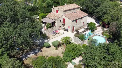 an overhead view of a house with a pool at La Bastide de Mauragne - Gîte Les Pivoines in Apt