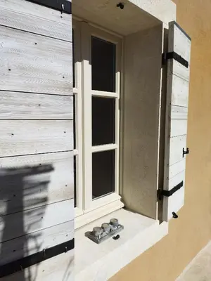 a window in a house with shoes on the window sill at Le mas de Roussillon chambre d'hôtes in Roussillon