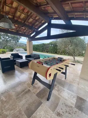 a ping pong table sitting on top of a patio at La villa Li Grihet in Beaumont-de-Pertuis