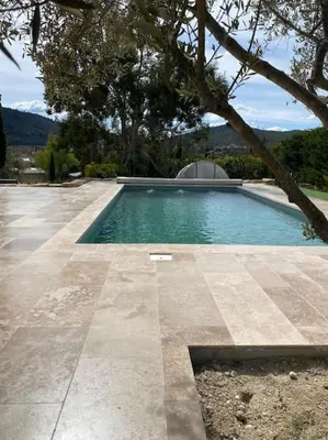 a swimming pool in the middle of a yard at La villa Li Grihet in Beaumont-de-Pertuis