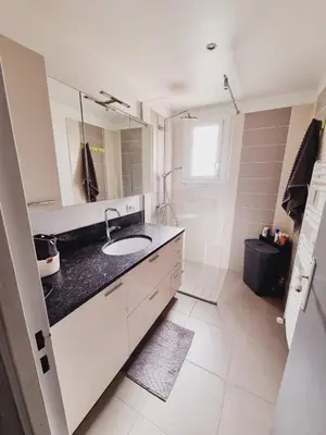 a white bathroom with a sink and a shower at Chez Jenn- Jolie maison climatisée avec piscine in Monteux