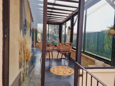 a patio with a table and chairs on a balcony at Chez Jenn- Jolie maison climatisée avec piscine in Monteux