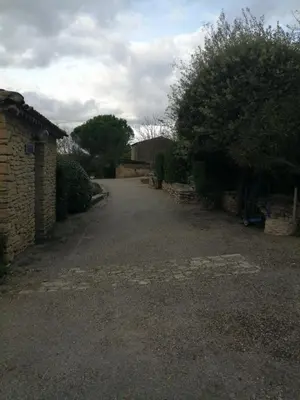 an empty driveway in a house with a tree at Gordes Le Bastidon in Gordes