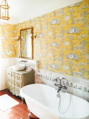 a bath tub in a bathroom with yellow wallpaper at Hote-Aix-Centre-garage-piscine in Aix-en-Provence