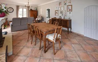 a dining room with a table and chairs at Nice Home In Entraigues-Sur-La-Sorg in Entraigues-sur-la-Sorgue