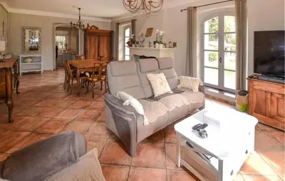 a living room with a couch and a table at Nice Home In Entraigues-Sur-La-Sorg in Entraigues-sur-la-Sorgue