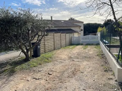 a yard in front of a house with a fence at Appartement en campagne avec jardin et piscine in Grans