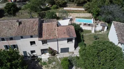 an aerial view of a house with a swimming pool at La Grange de Paulette in Bédoin