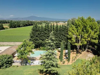 an aerial view of a house with a swimming pool and trees at Le Domaine d'Euphony in Monteux