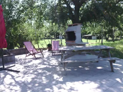 two chairs and a picnic table in a park at Le Pas des Lanciers in Mallemort