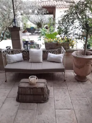 a bench sitting on top of a patio at Gite Bienvenue Lili in Châteauneuf-de-Gadagne