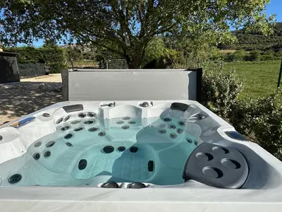 a table with a dip in the middle at Gîte des Pape in Bédoin