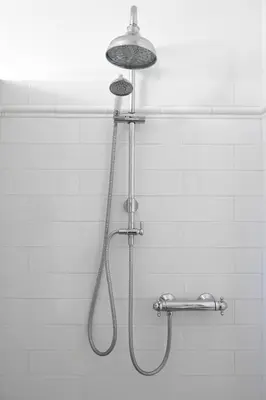 a shower with a shower head in a bathroom at Profitez de la quiétude en bord de rivière, à 5 min du centre ville in LʼIsle-sur-la-Sorgue