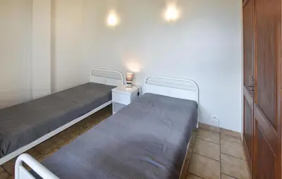 a room with two beds and a nightstand and a bed sidx sidx sidx sidx at Stunning Home In Loriol-Du-Comtat in Loriol-du-Comtat