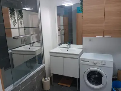 a bathroom with two sinks and a washing machine at MIRANEO in Miramas