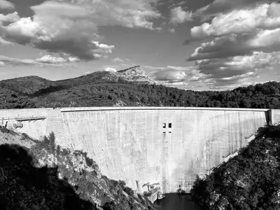 a black and white photo of a dam at La glycine in Saint-Marc-Jaumegarde