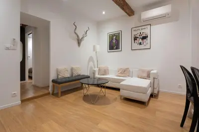 a living room with a couch and a table at Le Yona Mirabeau - Appartement T3 Atypique situé dans le centre ville historique - proche Rotonde in Aix-en-Provence