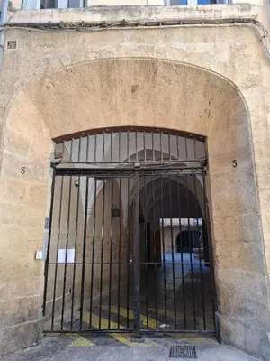 an entrance to a building with a gate at Le Yona Mirabeau - Appartement T3 Atypique situé dans le centre ville historique - proche Rotonde in Aix-en-Provence