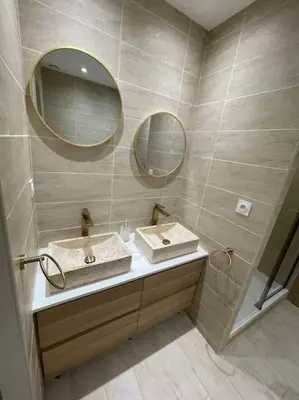 a bathroom with two sinks and two mirrors at Charmant T2bis coeur historique, Clim, possibilité garage in Aix-en-Provence