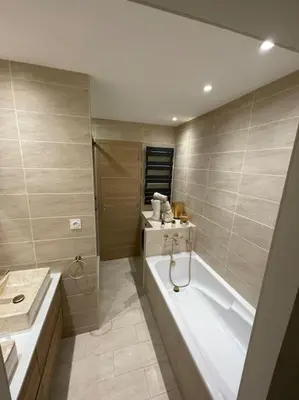 a bathroom with a bath tub and a sink at Charmant T2bis coeur historique, Clim, possibilité garage in Aix-en-Provence