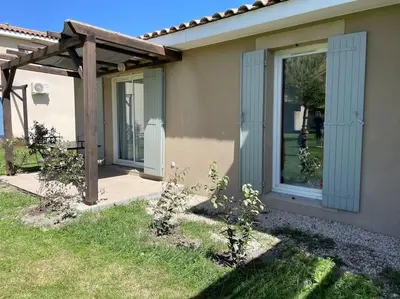 a wooden pergola with a picnic table in a yard at Villa Tia - Appartement 2 chambres - piscine - bord de lac in Saint-Saturnin-lès-Avignon