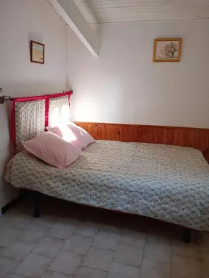 a bedroom with a bed in a room at Appartement charmant à Aix-en-Provence - 48m² - Balcon privé in Aix-en-Provence