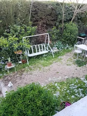 a garden with a table and chairs and plants at Appartement charmant à Aix-en-Provence - 48m² - Balcon privé in Aix-en-Provence