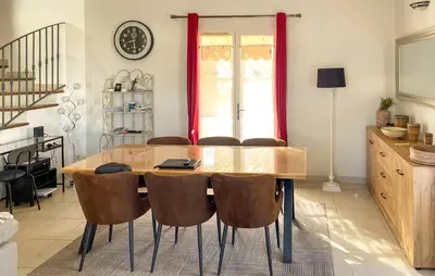 a dining room table and chairs in a room at Awesome Home In Saint-Rémy-De-Provence in Saint-Rémy-de-Provence