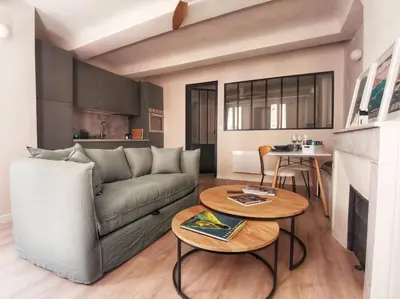 a living room with a couch and a table at Confortable et cosy appartement en centre-ville in Aix-en-Provence
