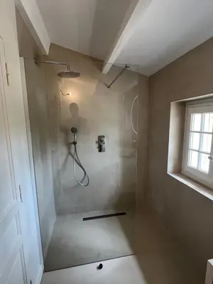 a shower with a glass door in a bathroom at LAVENINE a Modène in Modène