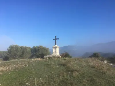 a cross on the top of a hill at Ecolodge Au fil de l'eau, avec piscine intérieure et parc arboré in Lagnes