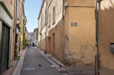 an empty alley way with a building and a street at Le Triplex - 8 pers - Hypercentre - Wifi in LʼIsle-sur-la-Sorgue