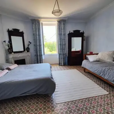 Chambre 3 personnes avec salle de bain dans mas du Lubéron