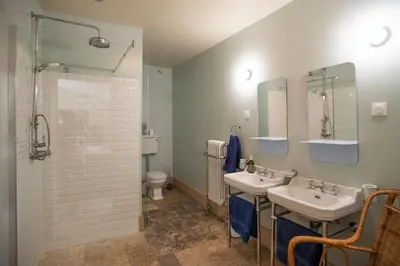 a bathroom with two sinks and a shower at Proche l'Isle/Sorgue, loft avec SPA et Piscine in Le Thor