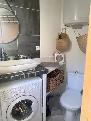 a bathroom with a washing machine and a sink at A 20 minutes de Aix en Provence in Pertuis