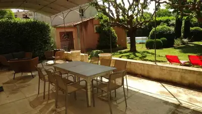 a table and chairs sitting on a patio at Villa élégante à Cavaillon avec piscine in Cavaillon