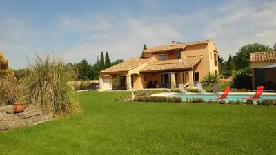 a house with a yard with a swimming pool at Villa spacieuse à Cavaillon avec piscine privée in Cavaillon