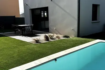 a house with a yard with a swimming pool and a table at Chez Céline - Belle maison climatisée piscine in Carpentras