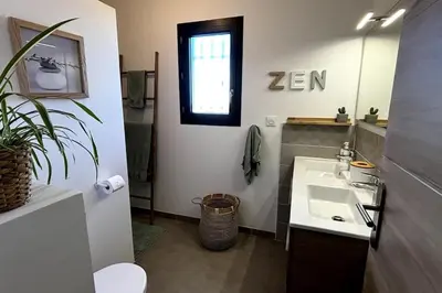 a bathroom with a sink and a mirror at Chez Céline - Belle maison climatisée piscine in Carpentras