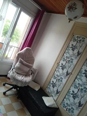 a room with a chair and a mirror at T3 campagne Aix-en-Provence in Meyrargues