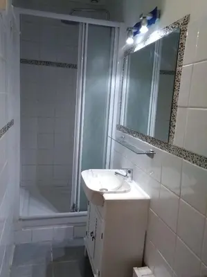 a bathroom with a shower and a sink and a shower at Appartement 2 pieces centre ville in Salon-de-Provence
