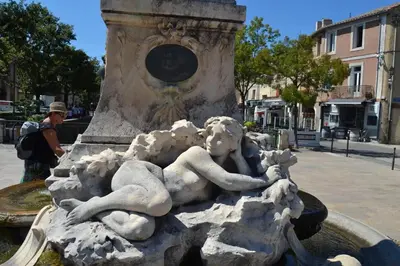 a statue of a woman laying on top of a fountain at Appartement moderne à L'Isle-sur-la-Sorgue, 50 m² avec parking. in LʼIsle-sur-la-Sorgue
