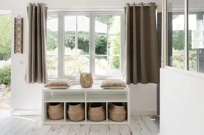 a white bench in front of a window at LE MAS DE LA TERRE - Chambres d'hôtes in LʼIsle-sur-la-Sorgue