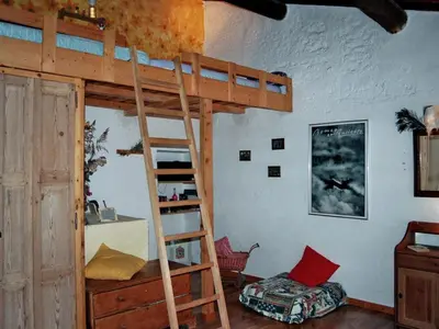 a bedroom with a bunk bed with a ladder at Oud Wijnhuis Mas in Sénas