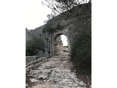 an old stone bridge over a dirt road at Oud Wijnhuis Mas in Sénas