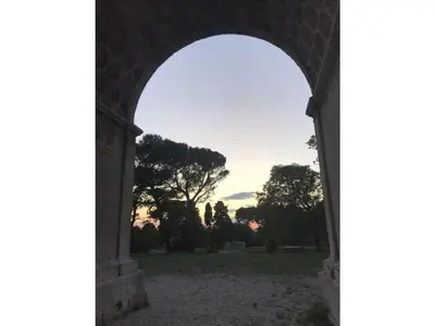 an archway with a view of a park at Oud Wijnhuis Mas in Sénas